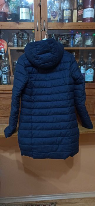 дамско яке Anti Blue р-р М-35 лв; дамски суитчър Russell р-р М-18 лв.