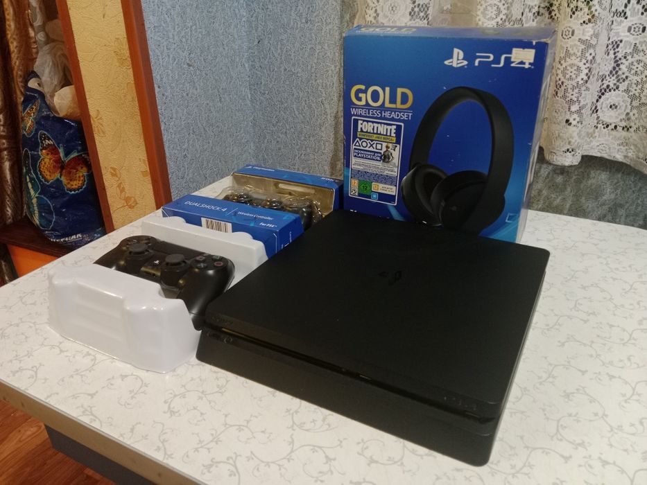 Продам PlayStation 4 slim