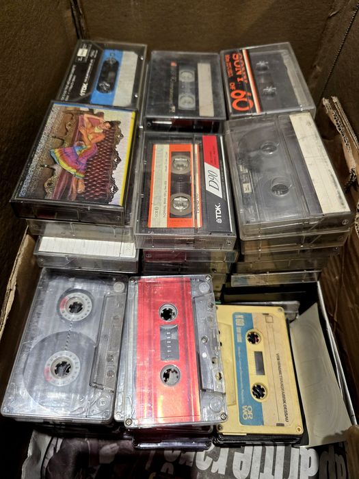 84 de casete înregistrate, majoritatea cu manele și  muzica  de  petre