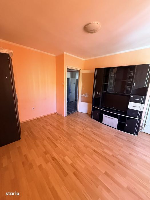Garsonieră însorită în bloc de apartamente etaj 2/4 – Astra — fotografia 2
