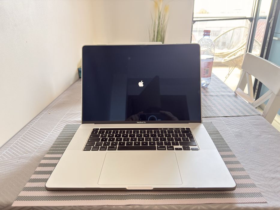 Mac Book Pro 2020 i7 16GB Ram 512GB SSD