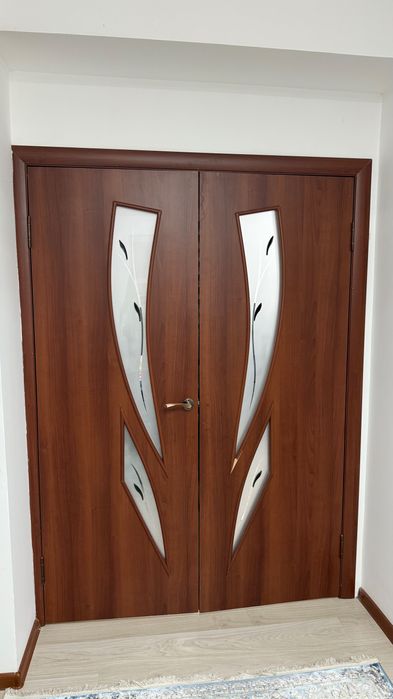 Продам межкомнатные б/у двери и входной дверь.