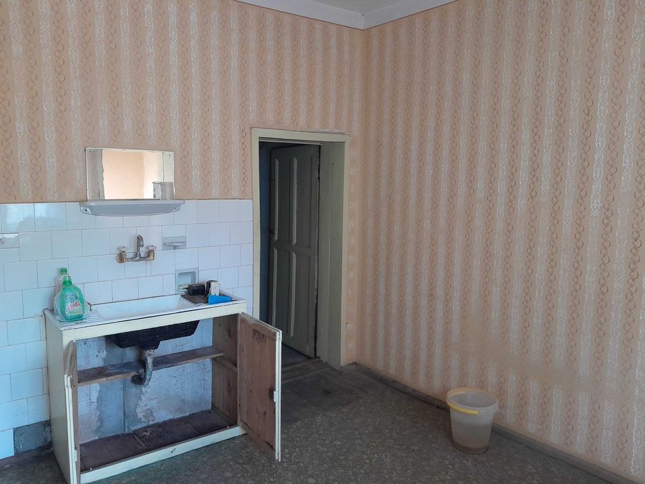 Монолитна къща на село с две бетонни плочи