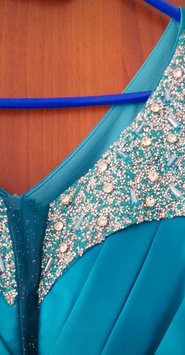 Rochie lunga, cu crăpătura pe picior