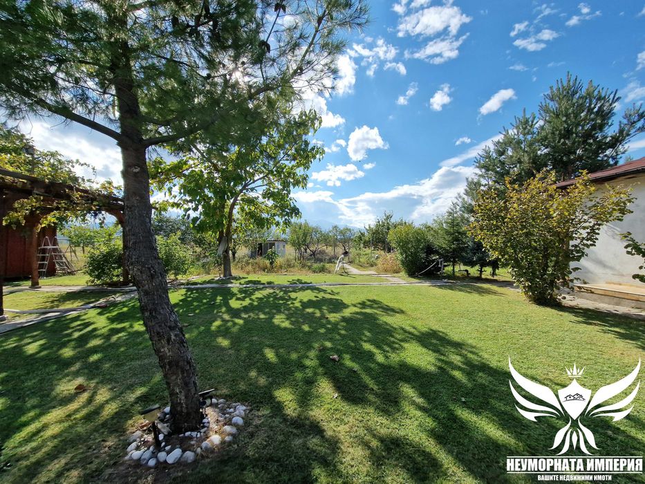 Продавам складова база, къща с постройки и парцел 7700кв в Асеновград