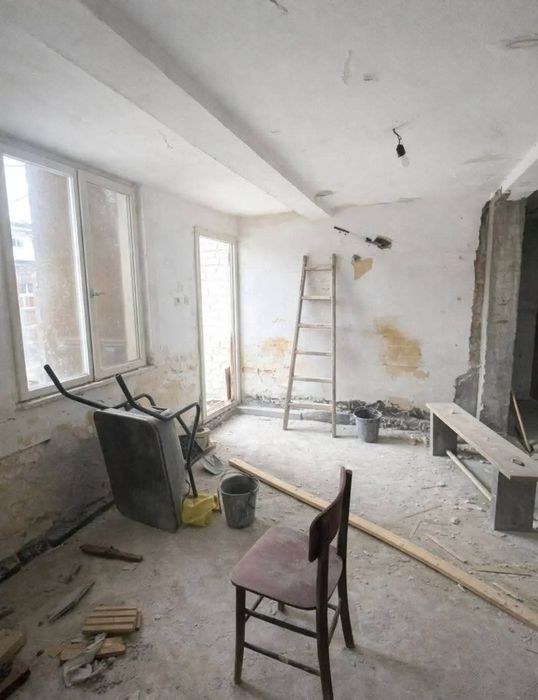 Реновирана къша с голям двор в село Драганово