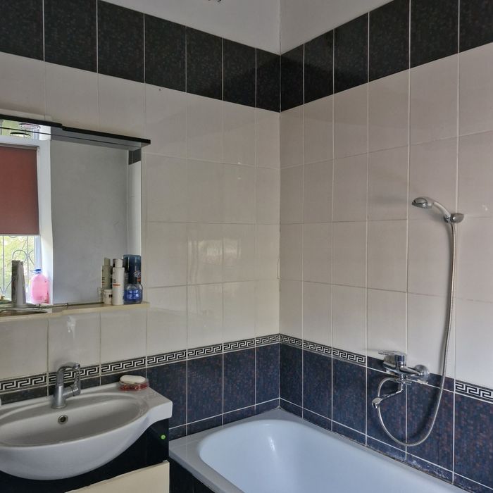 Продаётся большой дом.