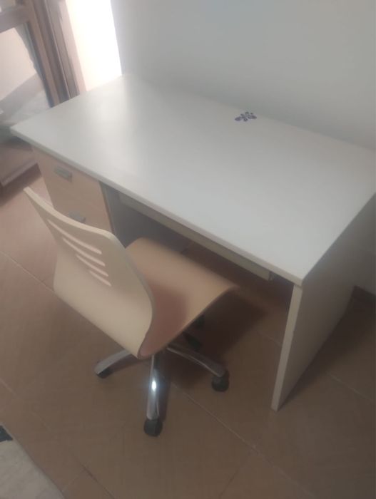 Vand Birou Alb + Scaun Roz | PRET IN LEI