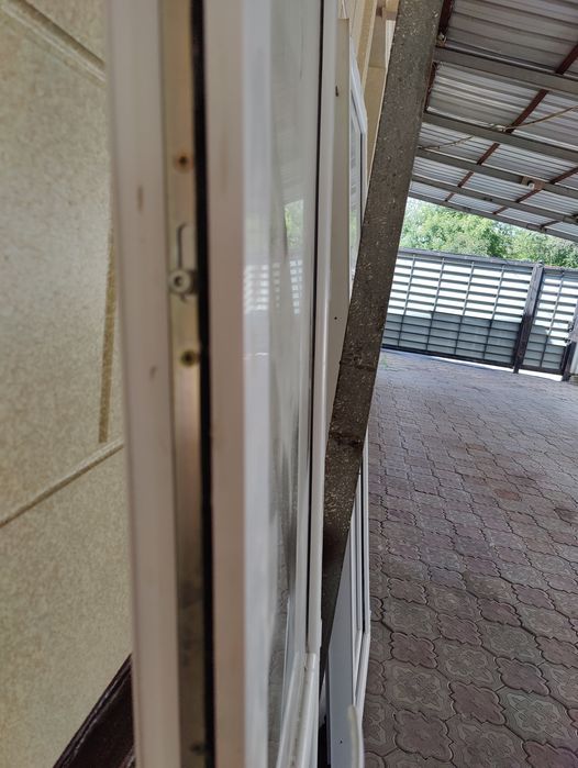 Пластиковая дверь на балкон