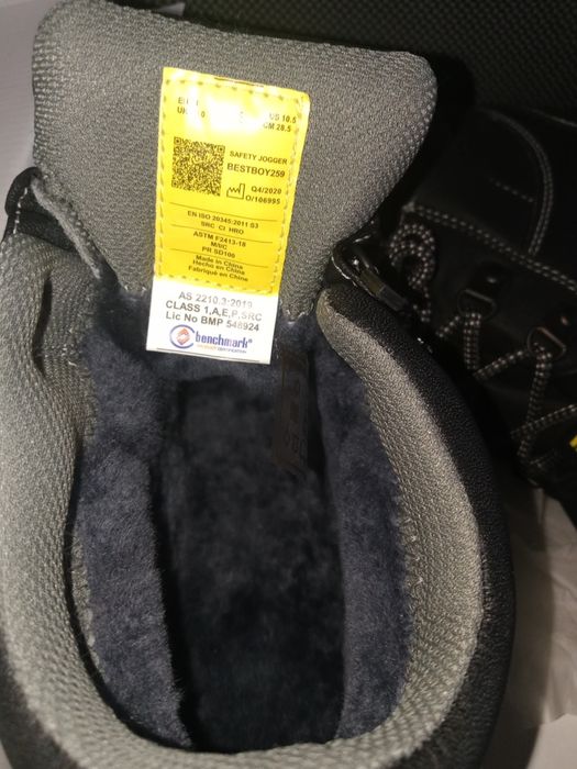 Продам сэфти ботинки зимние.