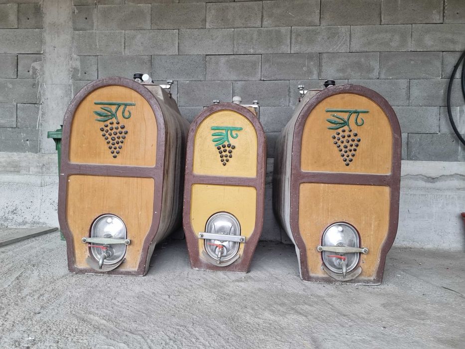Vand 3 buc butoi pentru vin