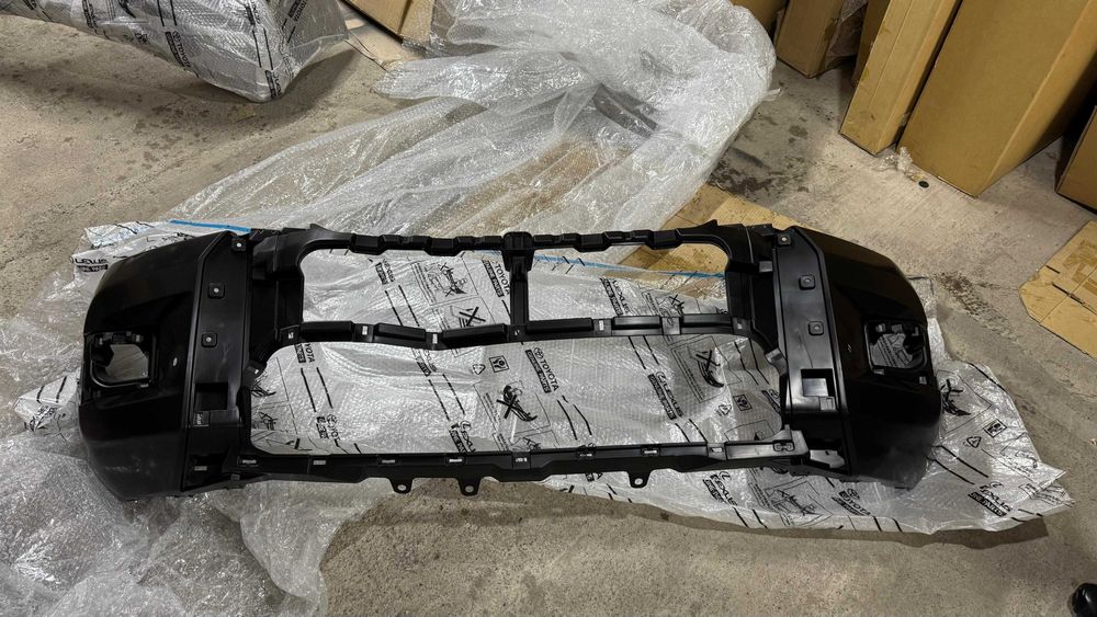 Бампер передний оригинал Тойота Хайлюкс Toyota Hilux Adventure