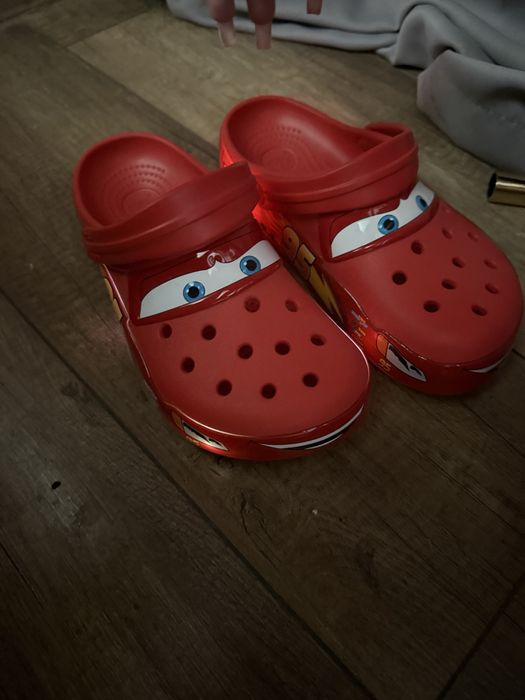 светещи кроксове Макуин