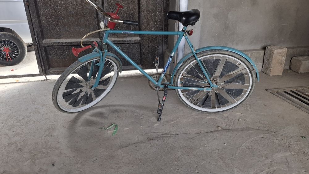 Velosiped yuruvchi turibdi yaxshi xolatda oladiganlar aloqag chiqamiz