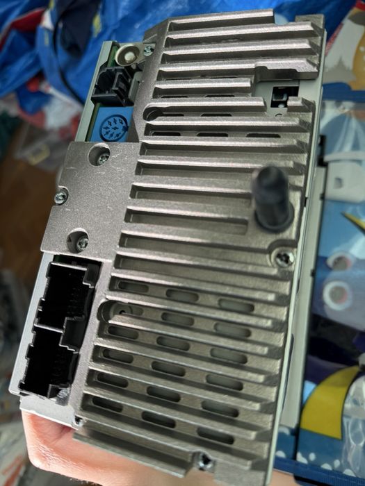 оригинално автомобилно CD/MP3 радио на General Motors (GM), произведено от Daewoo Electronics