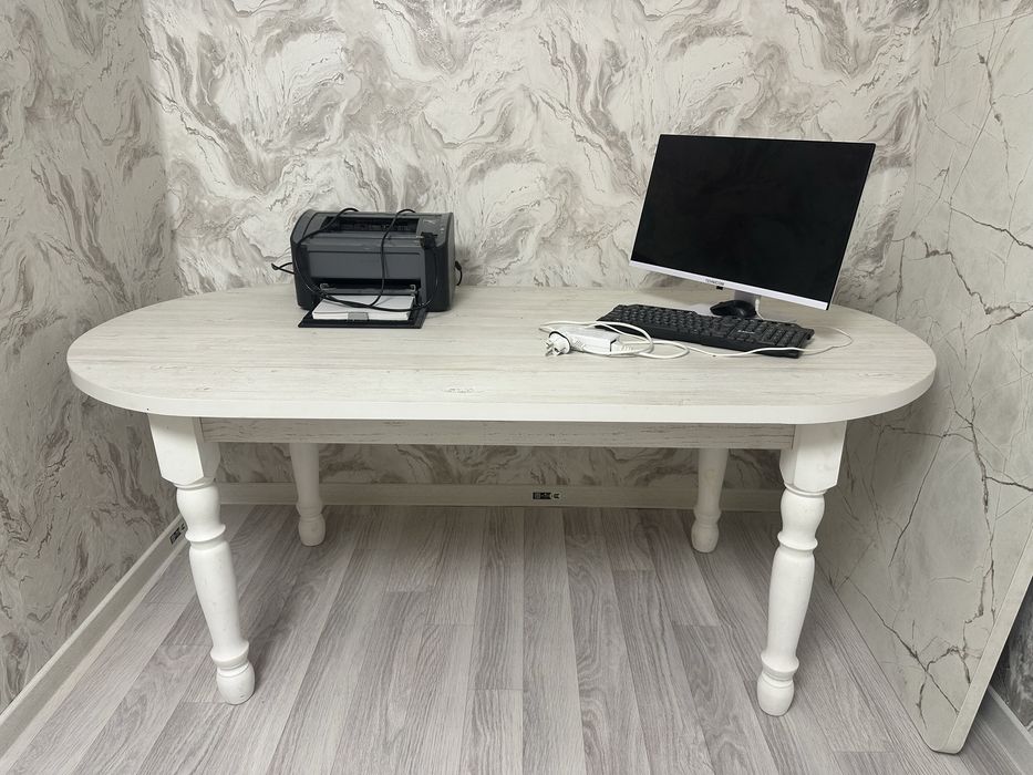 Продам светлый отличный стол