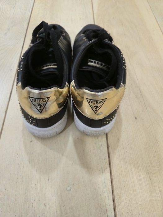Оригинални обувки на Guess