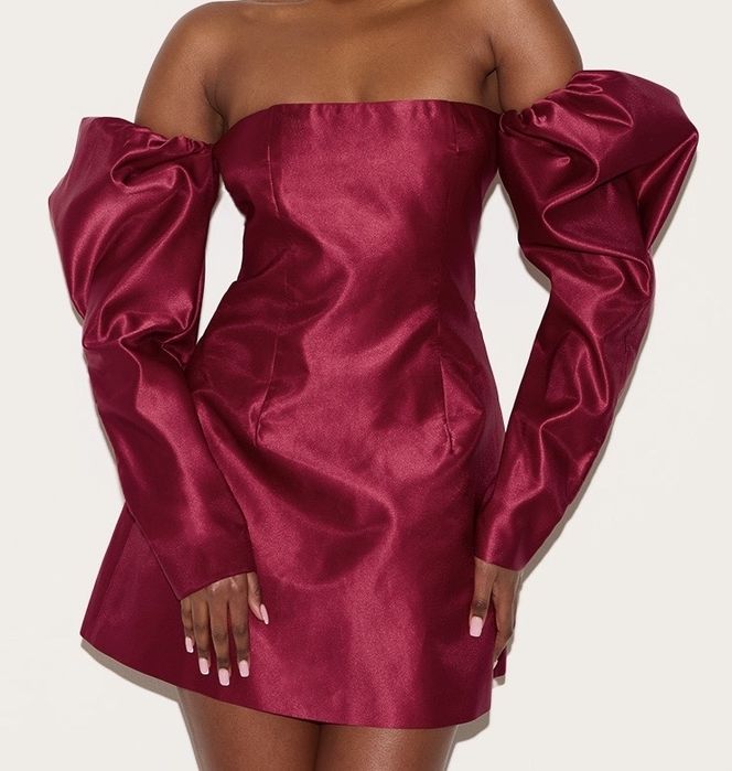 Чисто нова бордо рокля Pretty little thing