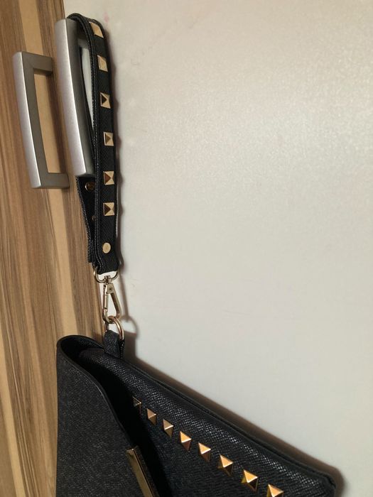 Черна чанта/клъч от изкуствена кожа с капси