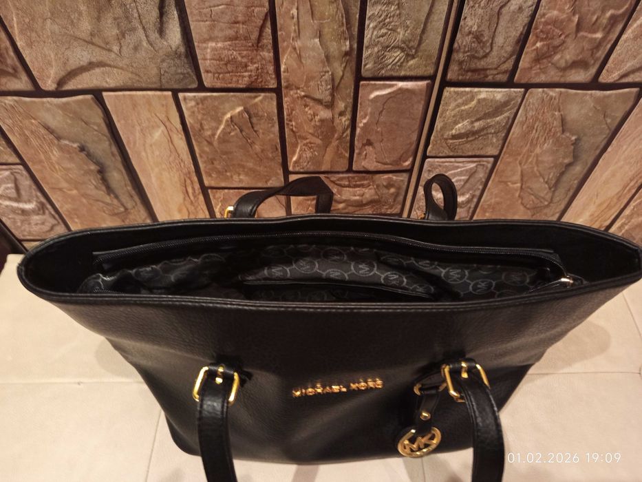 Черна чанта Michael kors