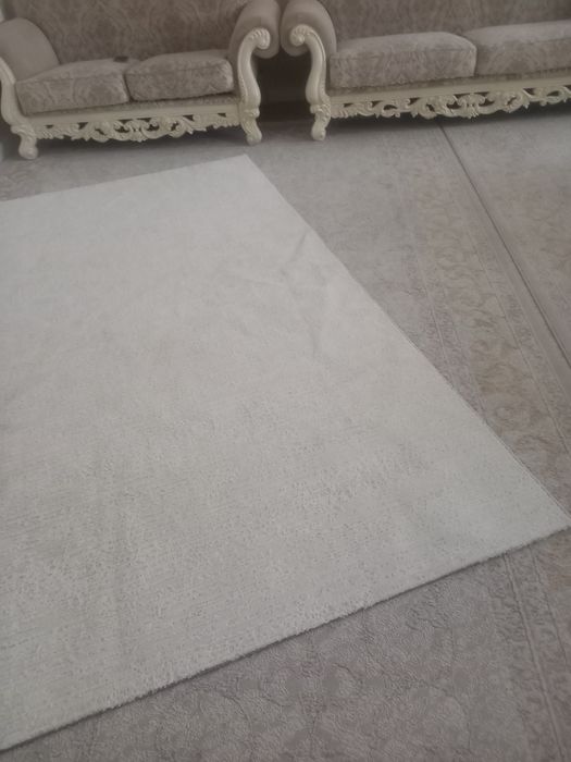 Чисто белая новая ковер