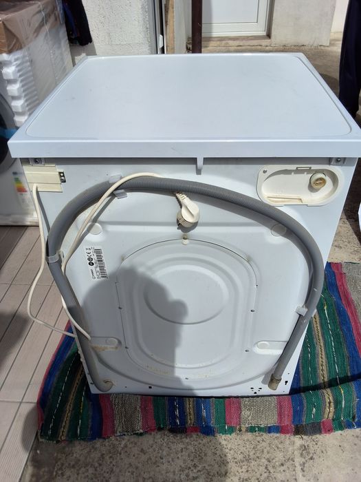 Продавам запазена пералня Индезит