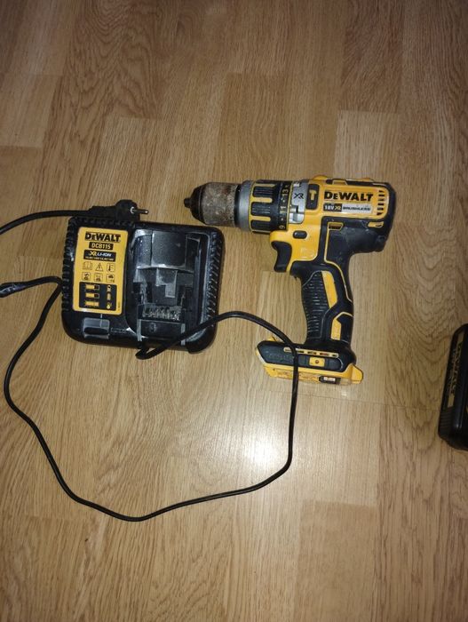 Replica brusheless DeWalt 18V nouă nefolosită  și autofiletnata  cu încărcător defect