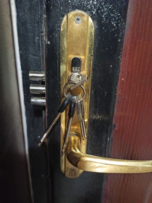 Продавам метална врата