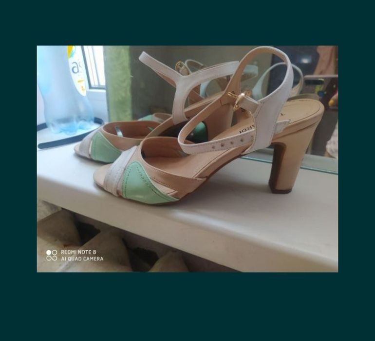 Летняя обувь разная