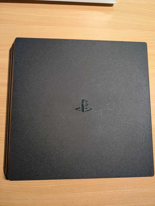Playstation 4 Pro - 1 TB (черна) + аксесоари