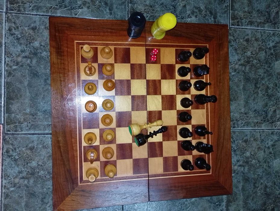 Шах-табла48/48 с дървени фигури и  пулове