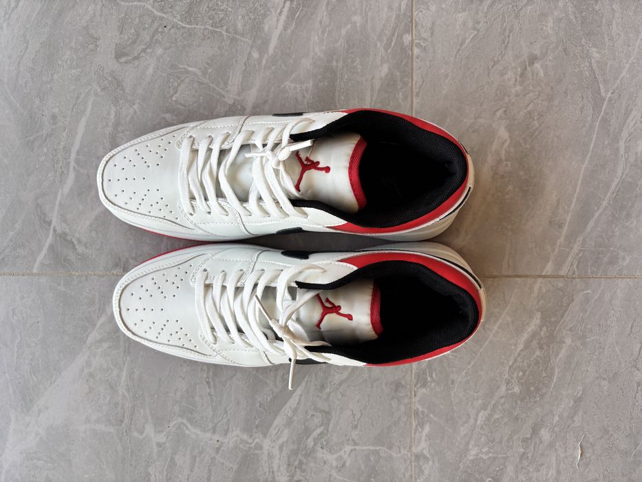 Белые кроссовки Nike Jordan 1