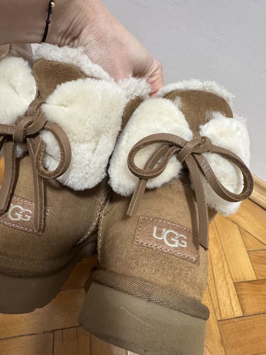 Vand Ugg maro cu fundita