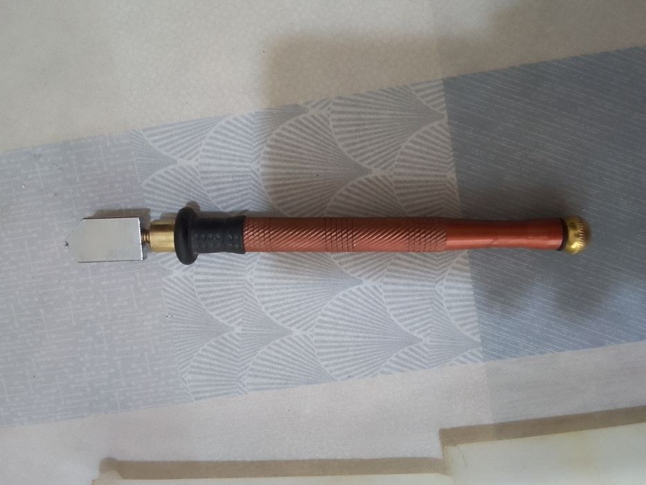 Продам отличный стеклорез
