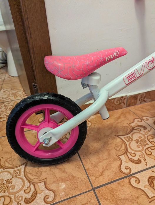 Bicicletă roz fără pedale pentru copii mici
