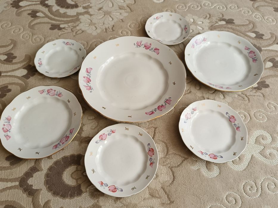 Набор столовых тарелок.