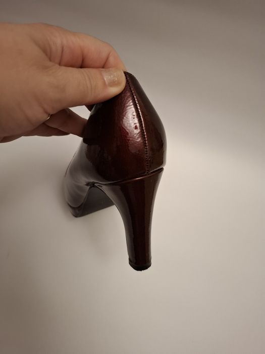 Pantofi lacuiti grena, cu platforma, de la CCC, marimea 37