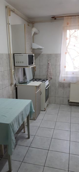Închiriez apartament cu 2 camere
