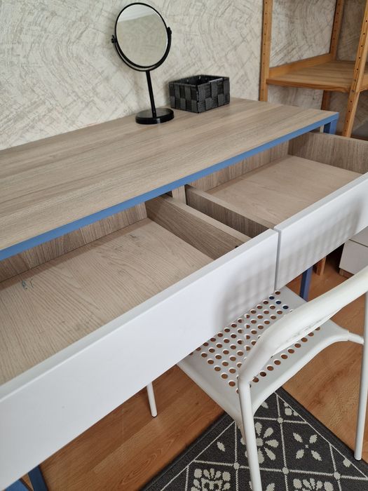 Письменный стол и стульчик от Икеа