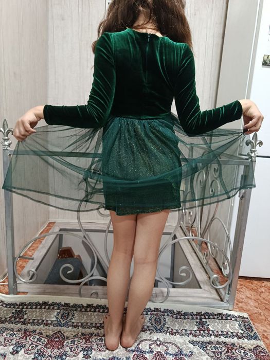 Продам нарядное платье для девочки 6-9лет