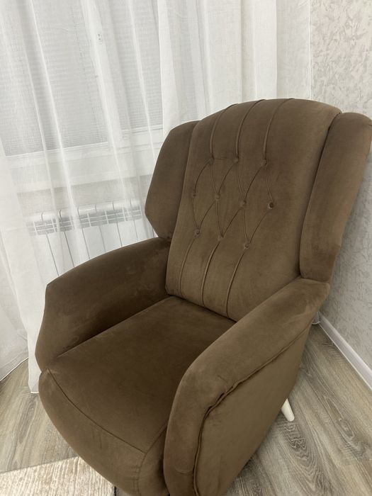 Кресло с белыми ножками