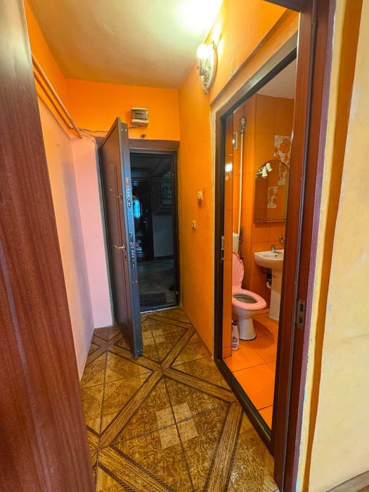 Direct de la proprietar:Garsonieră de vânzare – Strada : Constructorilor (Lotrului)nr. 4, Etaj 2, Târgu Jiu. Beneficiază de loc de parcare roșu plătit