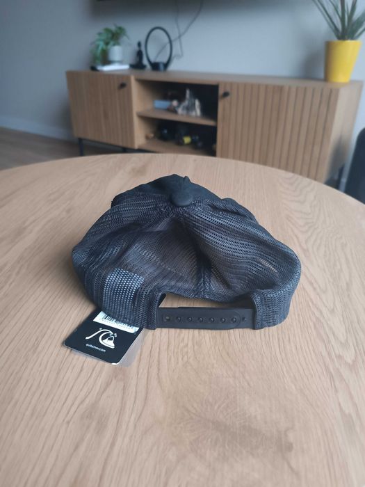 Шапки Adidas и Quiksilver