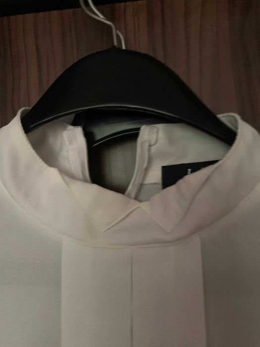 Бяла риза без деколте и закопчаване отзад с цип