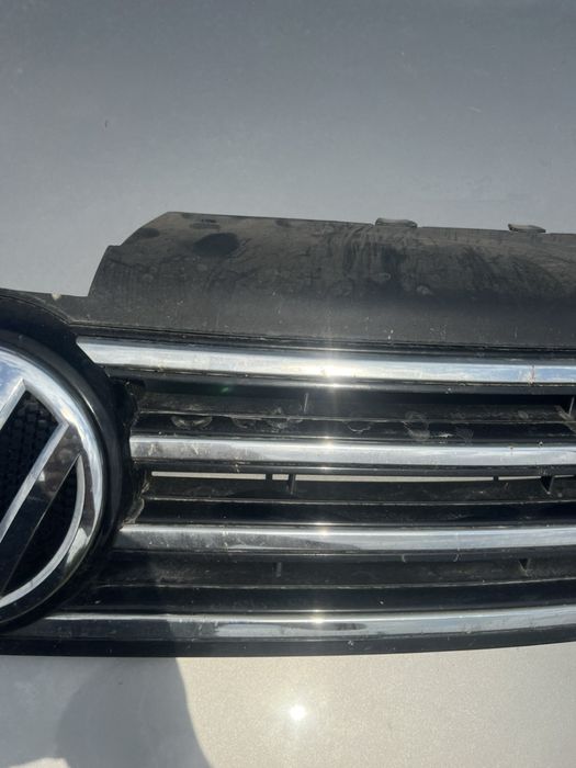 Решетка Предна броня VW Pasat 2011г Фолксваген с забележка