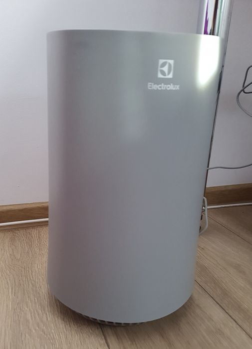 Vând purificator aer marca Electrolux