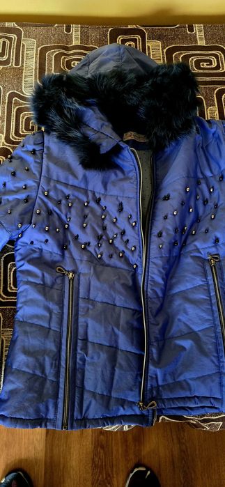 Късо синьо яке с ъс сиви перли и естествен пух