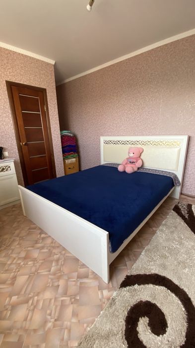 Продам спальный гарнитур с комодом