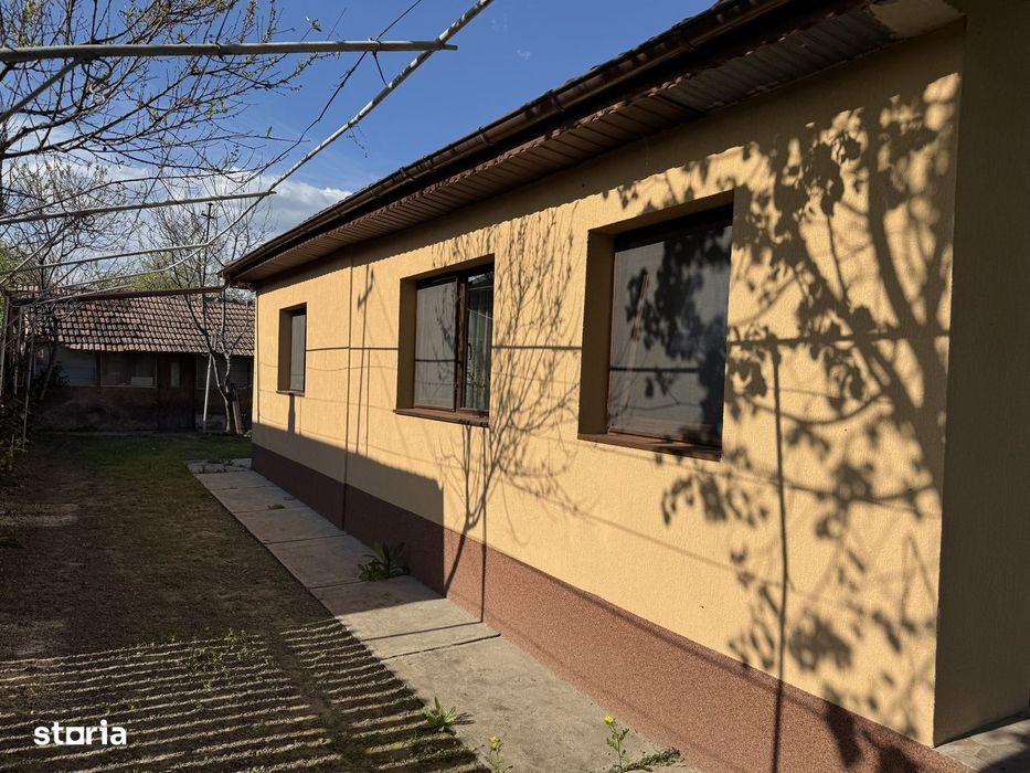Ulmeni, Buzau, Casă cu pivniță și curte mare în mediul rural