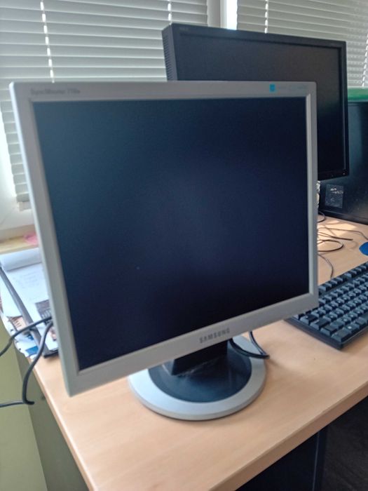 Монитор Samsung 17 инча, модел 710N